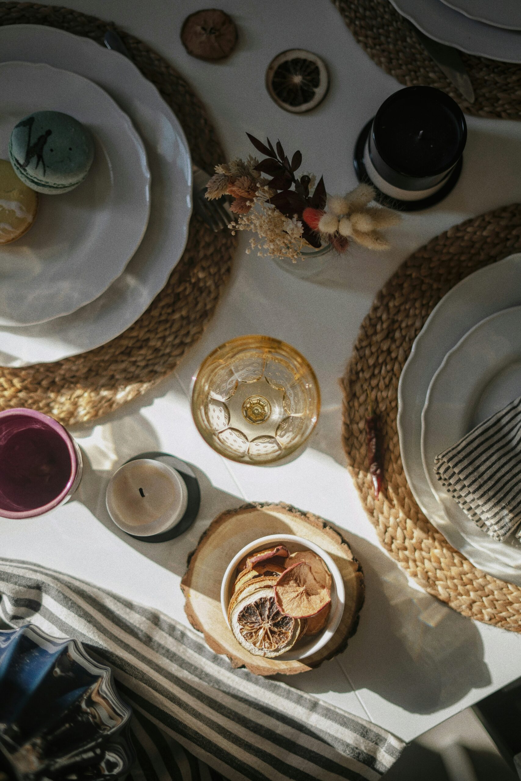 Catering na przyjęcie rodzinne w Kłodzku – talerze i miski z jedzeniem na stole